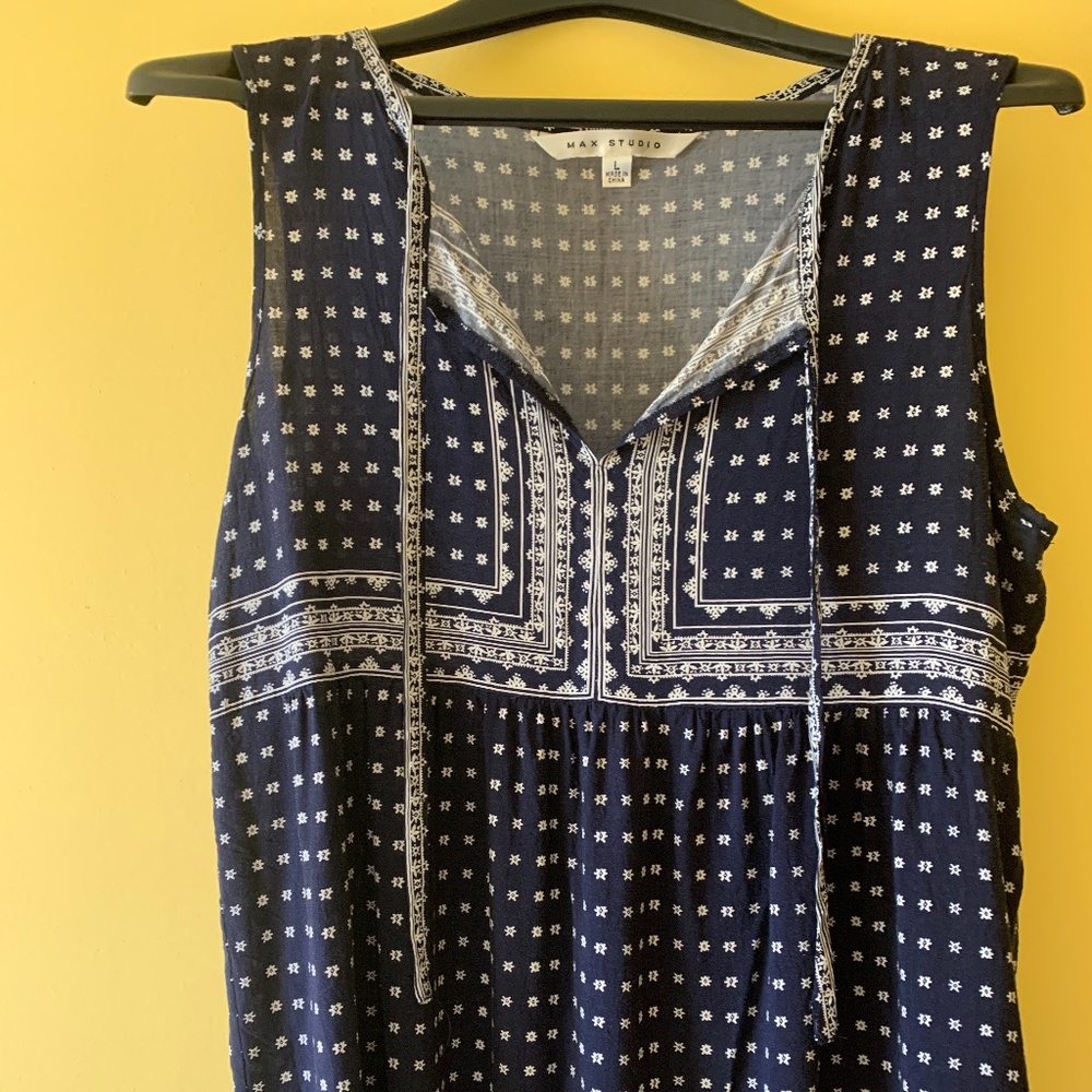 Classic and flirty Max Studio L Sleeveless Blue & White top